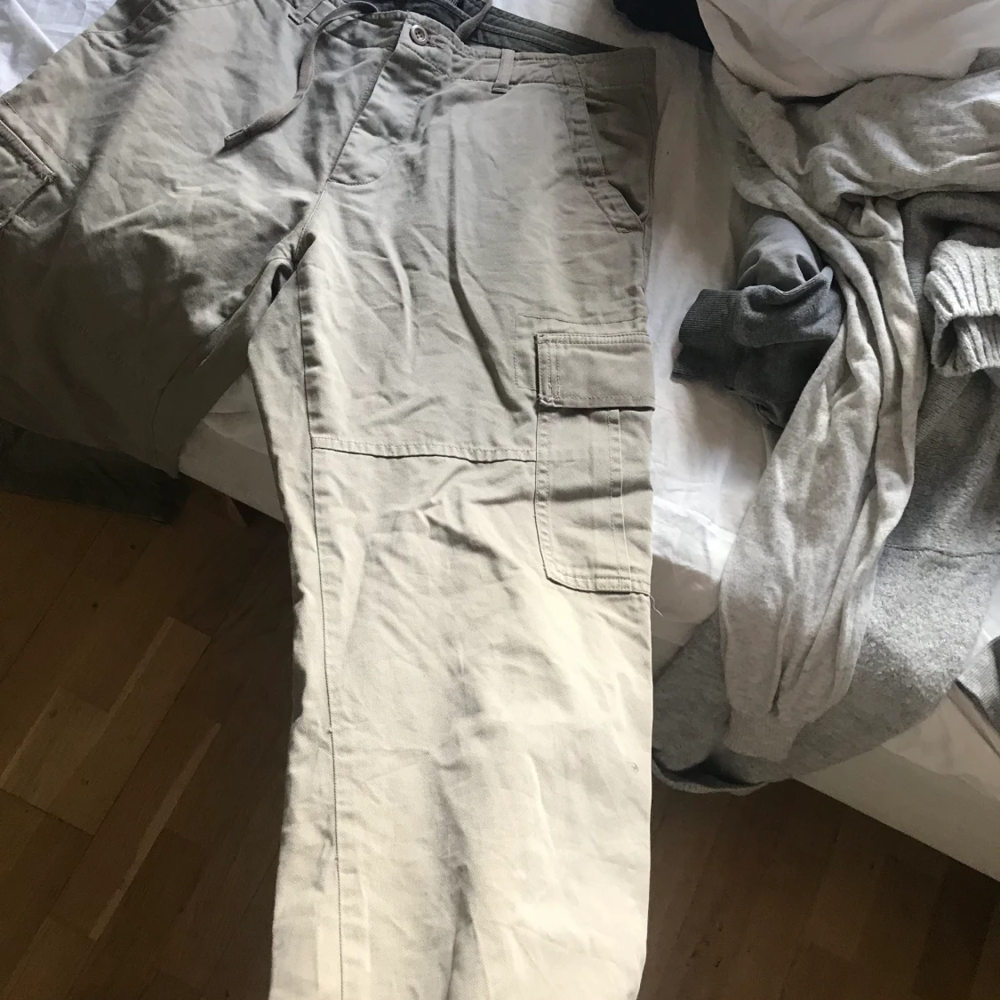 Super balla Beigea byxor med fickor