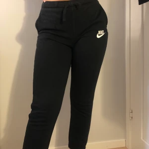 Nike - Nike mjukisbyxor till salu, är för små tyvärr. Vid stort intresse, buda🥰