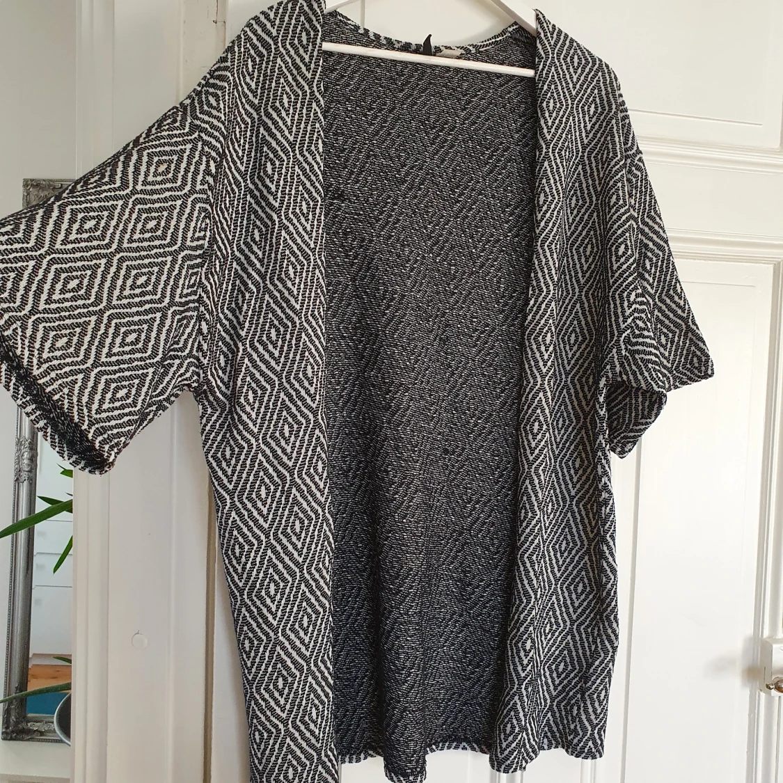 Mönstrad kimonokofta - 90