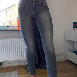 Gråa jeans - Ett par super stretchiga jeans från hm 