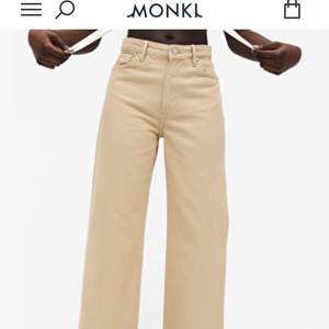 Säljer dessa jeans från monki i modellen yoko då de inte kommer till användning. Hör av er vid fler bilder eller funderingar😊 Köparen står för frakten!