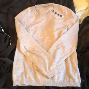 beige ”stickad” tröja, från butiken j.lindeberg. storlek M, kan användas till både killar och tjejer. Köpare står för frakten