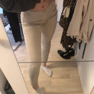 Beige byxa - Ett par jättefina beige byxor med dragkedjor som detaljer. Endast använda ett fåtal gånger och sitter fint på. Exkl. frakt!