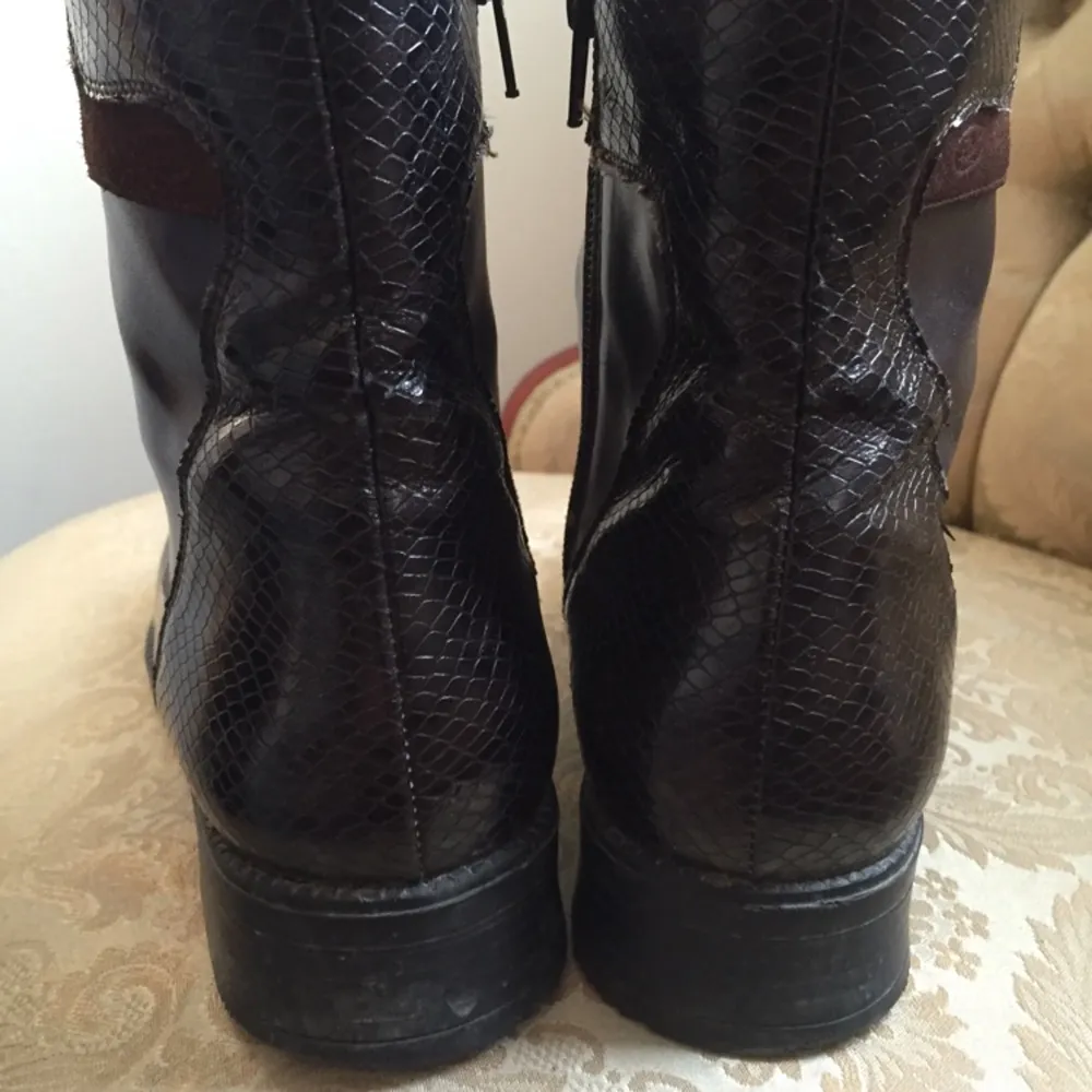 Mörkbruna Scholl-skor/boots i gott skick med fina detaljer. Storleksmärkningen är bortnött, men uppskattar att dem är 37-37,5. . Skor.