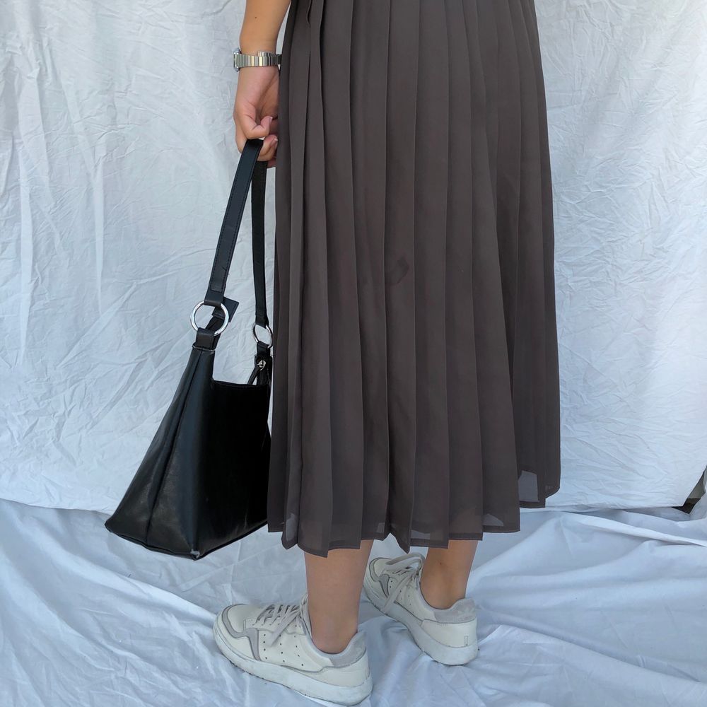 Brun plisserad kjol - Kjolar | Plick Second Hand