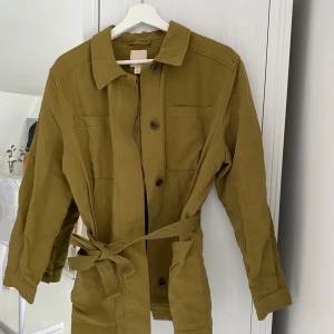 Grön skjortjacka - Knyts i midjan. Använd 1 gång. 