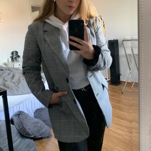 Rutig blazer - Rutig blazer i fint skick som slutar nedanför rumpan. Finns två fickor fram och en slits längst ner på ryggen. Finns ljusrosa linjer som man knappt ser men är en väldigt fin detalj. Nypris 600kr💖 Köparen står för frakten, finns i nordvästra skåne!💖