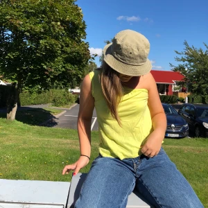 Gult linne - Säljer detta linnet som jag hittade i gaderoben och vet därför inte vart det är köpt! Fin gul färg som passar nu till sommaren, armen på sidan är invikt men kan också användas som ett vanligt linne:)