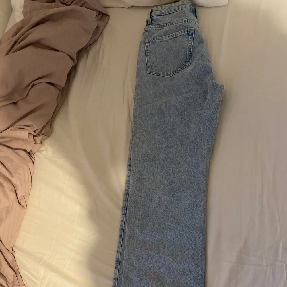 Säljer ett par ljusblåa raka jeans från weekday i modellen rowe. Helt oanvända i strl 26/32. Köparen står för frakten. Väldigt efterfrågade o slut i många storlekar. ( Svårt o se färgen på bilden men den heter aqua fresh!). Farkut & Housut.