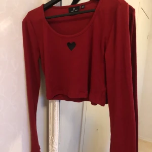 Lazy oaf croptop - Croptop från lazy oaf. Har väldigt långa ärmar.