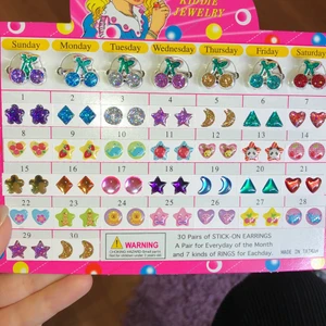 Ringar!😍🤩 - Nostalgi på högnivå!!🥰Vem mer än jag har saknat detta??🌸Bara att välja vilka ”örhängen” och/eller ring man vill köpa😆eller hela setet (såklart oanvända ”örhängen”)🤗Ringarna är töjbara🌺Körssbärsring=ja tack!🍒Kom med pris förslag💖Frak tillkommer 