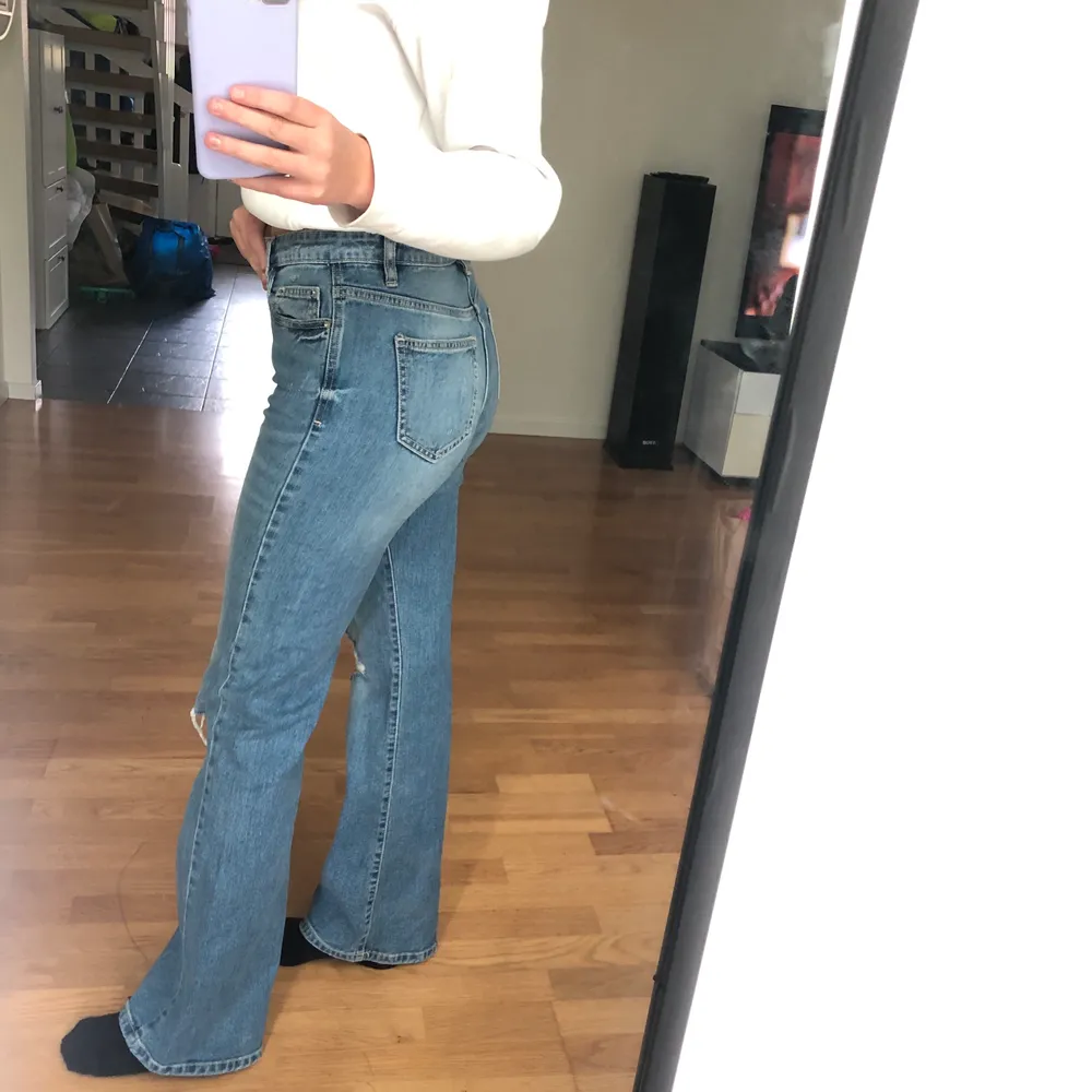 blåa as snygga raka jeans med slitningar och hål💙💙 . Jeans & Byxor.