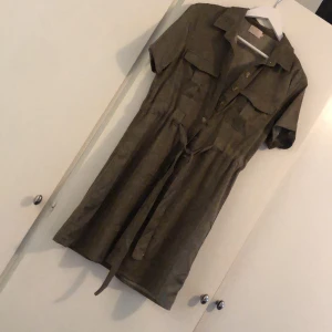 Skjortklänning - Helt ny, storlek S. Militärgrön.