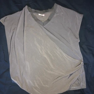 Tröja från Veramoda - En omlott tröja från veramoda i storleken Xs. Tröjan är mer grön i verkligheten och färgen gör sig inte rätt på bild. Pris; 60kr