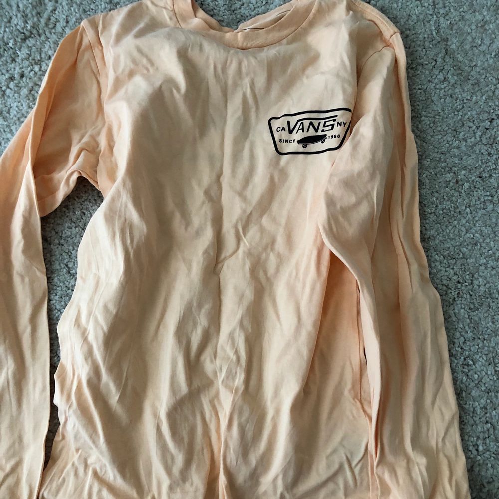 Aprikos/ljusorange tröja från Vans. Aldrig använd. Storlek XS. SUPER snygg men inte min stil riktigt 💕. T-shirts.