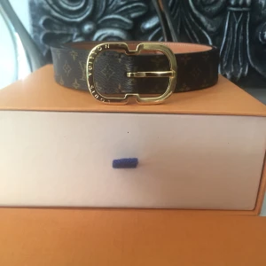 Louis Vuitton bälte - Säljer en äkta Louis Vuitton bälte , kvitto följer med .Storleken passar mellan XS och S .