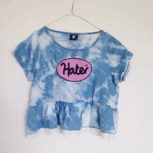  - 🍕 Top från Lazy Oaf, aldrig använd.
 Storlek S men sitter oversize så passar även en M! Frakt tillkommer, eller så kan jag mötas upp i Stockholm. 🍥