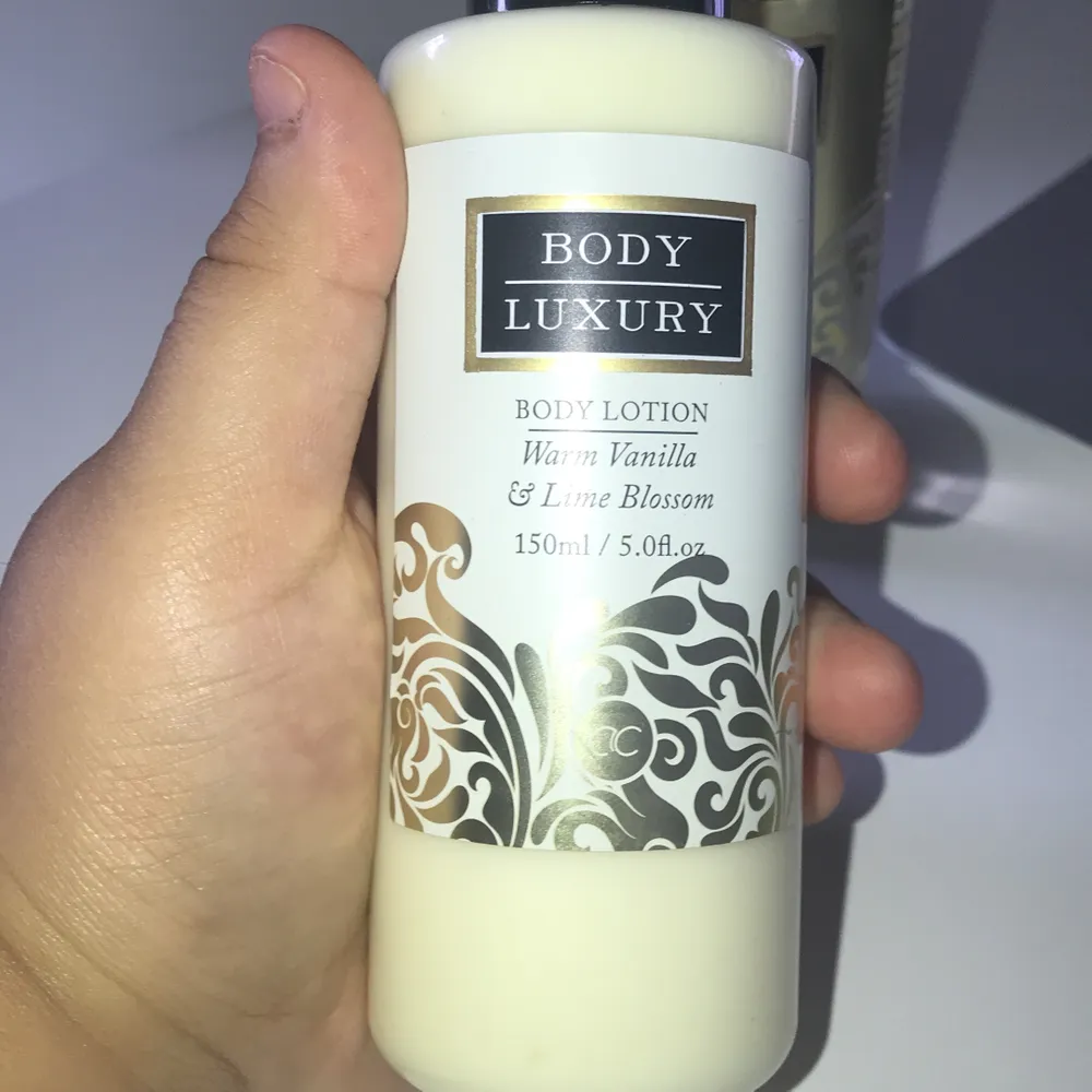 En body lotion och en shower gel i lukt warm vanilla som är oanvänd en kostar 50 styk . Accessoarer.