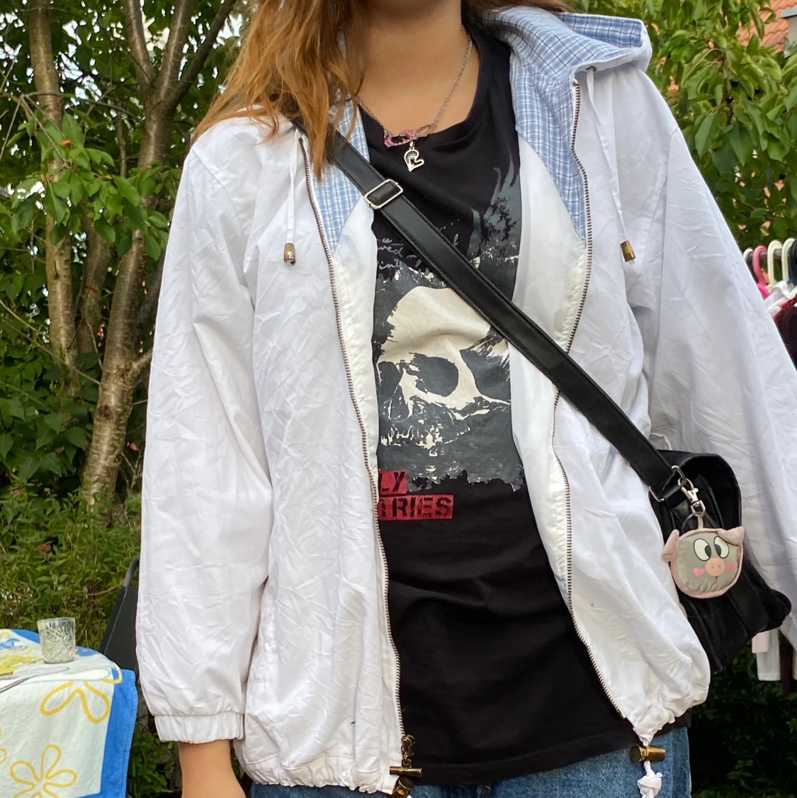 Vit vindjacka med blåa detaljer