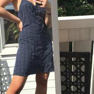 Kort klänning från hm  - Säljer denna enkla men väldigt söta klänning från hm med ett vitt och blått mönster. Super fin men kommer tyvärr inte till användning. 