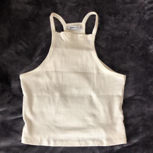 Vitt linne från Gina Tricot strl XS - Bra skick, knappt använd (inte min stil). Passar XS eller S. 