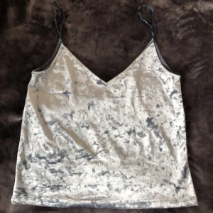 Blått sammetslinne från h&m strl XS - Bra skick, knappt använt. Passar XS och S.