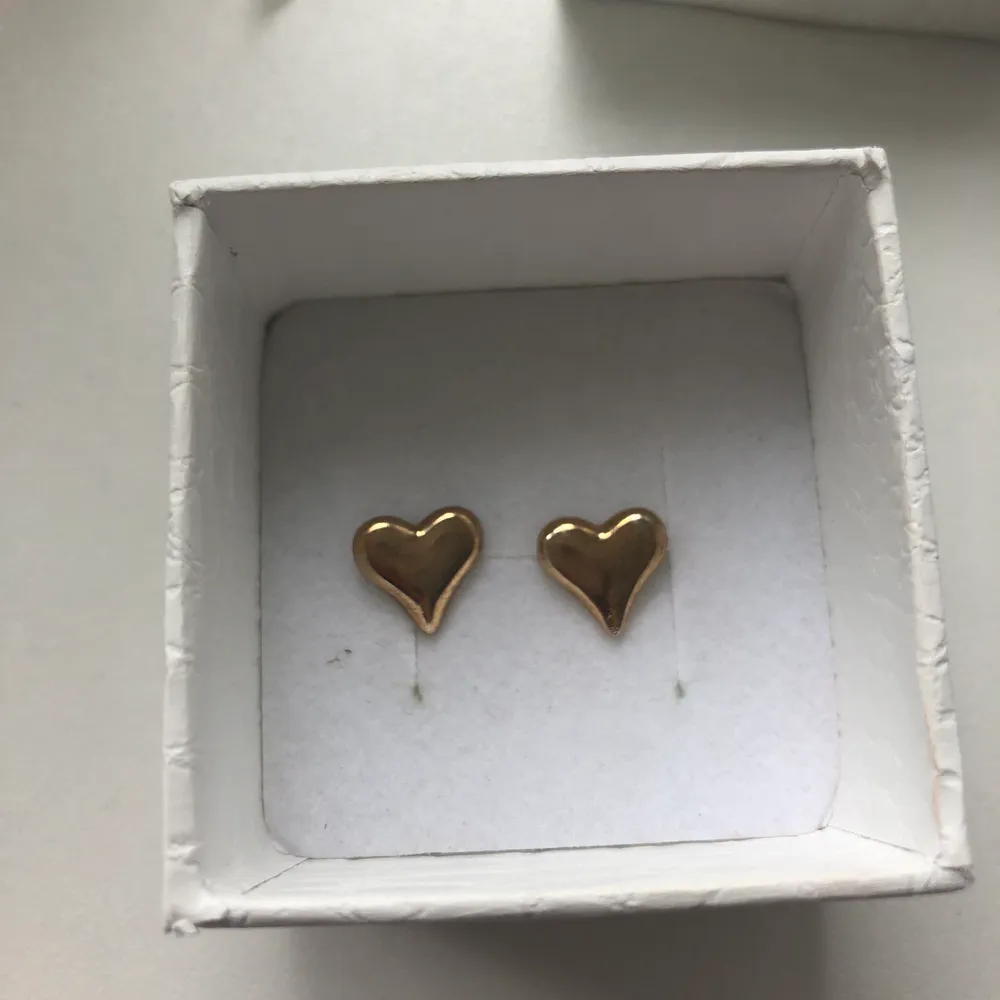 Säljer små hjärt örhängen med guldplakett (ej äkta guld). De är använda sparsamt. Köpare står för frakt eller möts upp i gbg💓. Asusteet.
