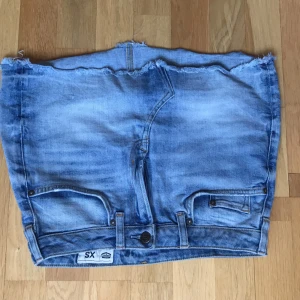 Jeans tjol - Miniskirt i storlek XS men passar upp till en medium. Man kan bära den highwaist eller low waist. Säljer för att den inte kommer till användning.