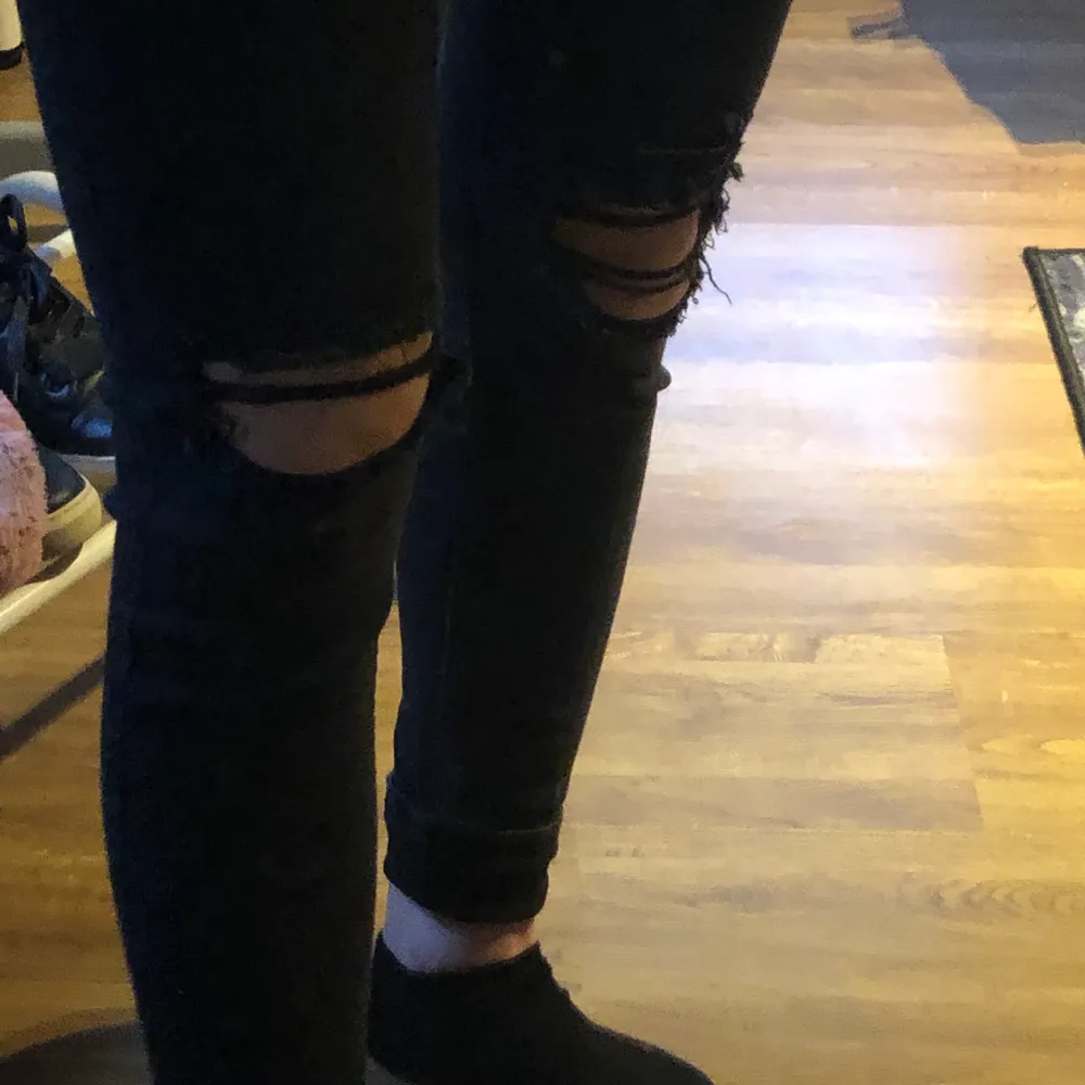 svarta / mörk gråa ripped lager 157 / snake skinnyjeans. Superfina i helt nyskick! 🦋🦋🦋🦋🦋 Köpta för 200:- säljs nu för halva priset och lite mindre! ✌🏼✌🏼✌🏼 Kolla biograf för frakt m.m, andra frågor - skriv ett dm så är jag snabb på att svara ☺️☺️ . Jeans & Byxor.