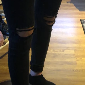 svarta lager 157 skinny ripped jeans - svarta / mörk gråa ripped lager 157 / snake skinnyjeans. Superfina i helt nyskick! 🦋🦋🦋🦋🦋 Köpta för 200:- säljs nu för halva priset och lite mindre! ✌🏼✌🏼✌🏼 Kolla biograf för frakt m.m, andra frågor - skriv ett dm så är jag snabb på att svara ☺️☺️ 
