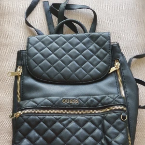 GUESS Ryggsäck - Äkta Guess ryggsäck, helt ny! Har aldrig använt den, prislapp finns kvar!  Nypris: 1199 Säljs för: 1000kr