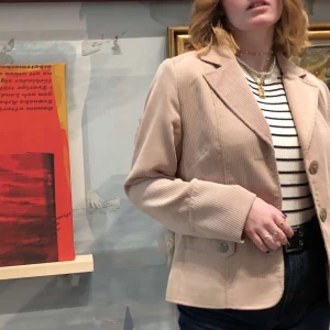 Vintage blazer - Hur snygg vintage Manchester blazer i créme. Säljer denna då jag behöver lite mer pengar skulle säga att den är i nyskick då den inte har några fläckar eller slitningar. I andra bilden syns även stygndetaljerna. 