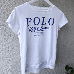 Ralph lauren T-shirt  - Simpel snygg Polo Ralph Lauren tshirt i mycket fint skick, bara använd ett fåtal gånger! Säljer då den inte längre kommer till användning🤗 200kr+frakt 