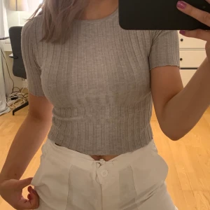 Stickad topp - Säljer en grå trekvartslång t-shirt. I storlek xs/s🖤