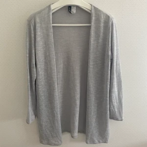 Grå kofta - Halvlång grå kofta från H&M:) Frakt: 22kr (brev)
