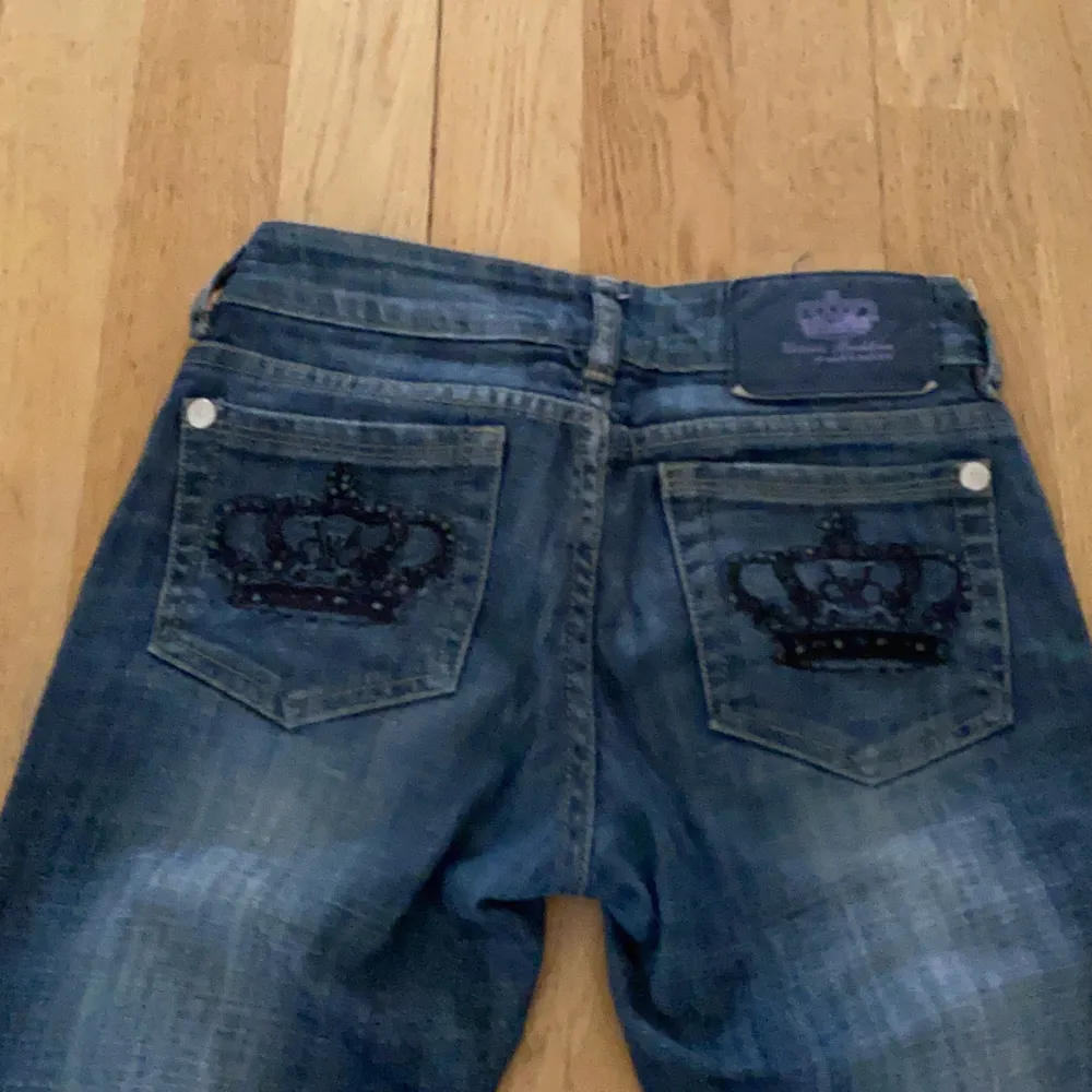 Ett par jeans som jag köpte här på Plick men var för små för mig! Passar nån som är runt 155-160 köparen står för frakt som ligger på 59kr, dom är ifrån märket Victoria Beckham . Jeans & Byxor.