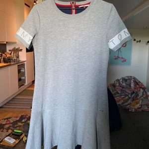 Tommy hilfiger klänning - Stolek medium,  i jättefint skick! Fin till sneakers 