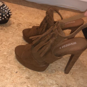 Höga skor - Bruna höga klackade skor 13cm klack  3cm fram. Oanvända 