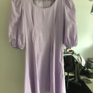 klänning, queen of jetlags x nakd - superfin klänning från queen if jetlags x nakd i storlek 34. använd endast vid ett tillfälle (på bilden). 200 kr + frakt (ca 40kr)