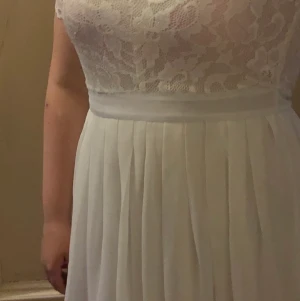 Vit fin (ny)klänning!❤️ - Fin, helt ny klänning, som behöver en köpare säljer pågrund av att jag inte har användning för den tyvär): men den är k storlek:XS/S och färg: Vit 