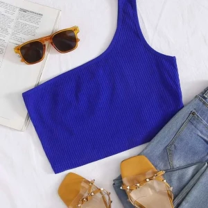 One shoulder kungsblå topp - kungsblå one-shoulder topp. Superfin men beställde tyvärr fel storlek. Storlek S. Mitt pris 170kr💞