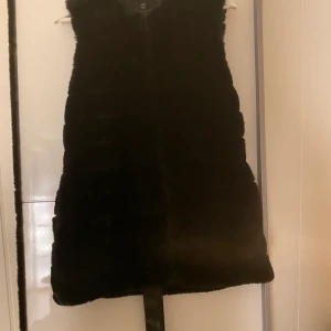 Pälsväst  - Här säljer jag en pälsväst (inte i äkta päls) i storlek 38. Aldrig kommit till användning. Prislappen sitter kvar. Pris kan diskuteras🤩 