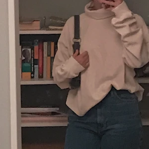 offwhite turtleneck - en supermysig tröja till hösten och vintern! materialet är relativt tunnt dock nu även under sensommaren funkar den bra! jag bär vanligtvis xs/s så på mig är den ovesized. knappt använd <3 går att mötas upp eller frakta!