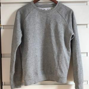 En skön grå tröja säljs för att den inte används inga fläckar 