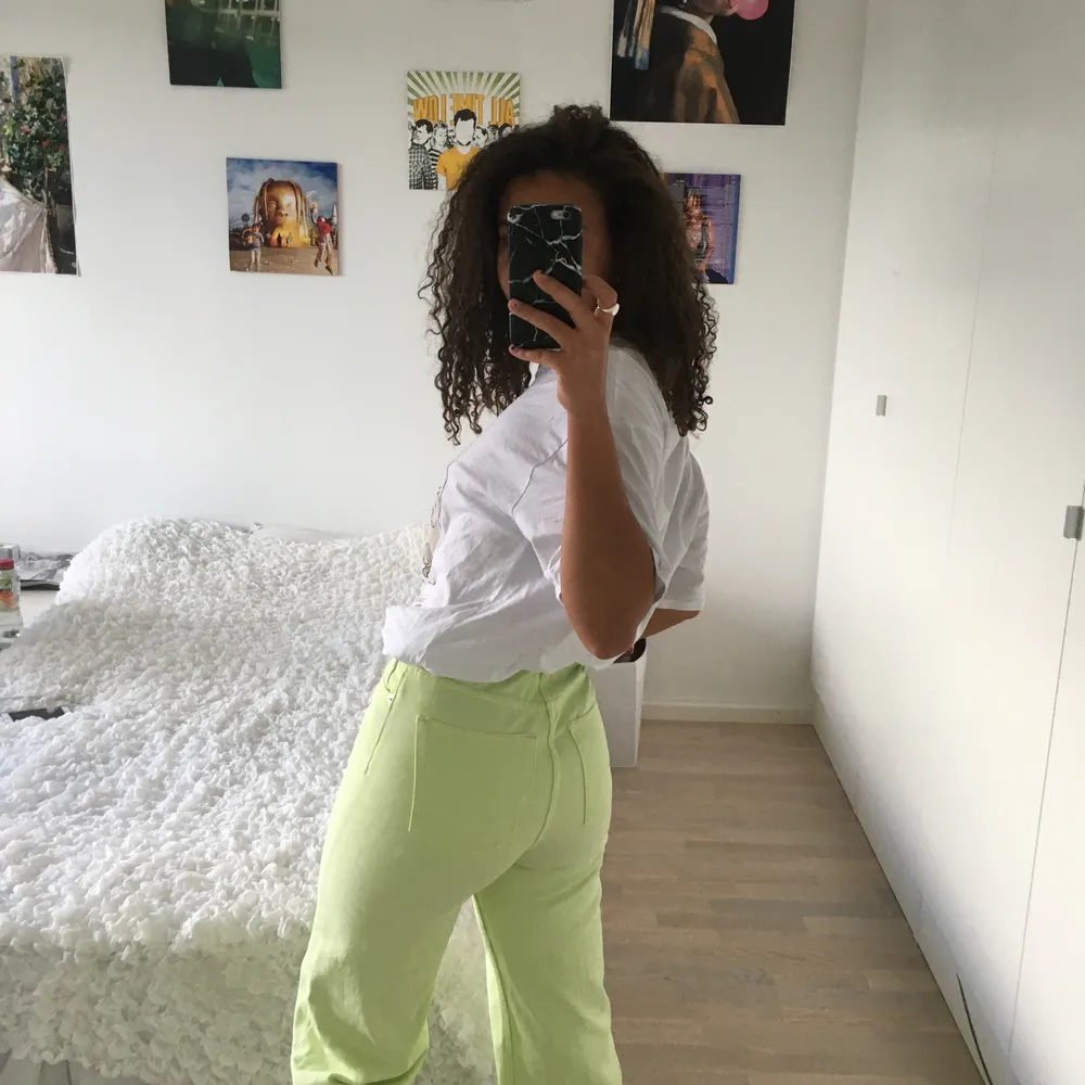 Neongröna Yoko jeans från Monki! Endast använda 1-2 ggr. Pytteliten rosa fläck vid ringen som verkligen knappt syns. Nypris 500kr. Jag är 164 cm!. Jeans & Byxor.