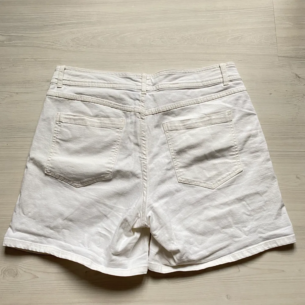 Lite längre modell på vita jeansshorts från KappAhl:) Fickor fram och bak. Frakt: 45kr. Shorts.