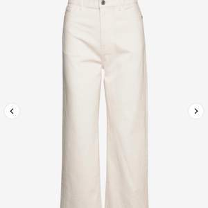 Säljer dessa vita vida jeans pågrund av att dom är förstora. Knappt använda. Dom är i storlek 38.