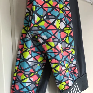 SOC träningsset - Färgglatt träningsset (oanvänt) från SOC. Storlek 34 i tightsen och 36 i toppen. 