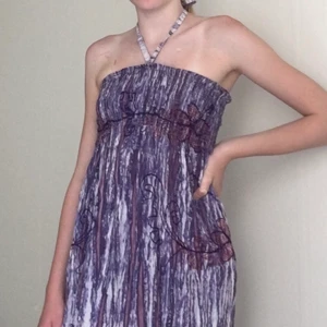 Lila klänning med sytt mönster 💜 - Lila klänning köpt för flera år sedan och knappt använd, dvs i bra skick 💜 Säljer pga att jag aldrig använder den. Kommer ej ihåg vad den kostat från början. Passar mig som oftast bär XS. Frakt tillkommer 💜