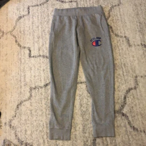 Champion mjukisbyxa - Har använt den några gånger men den ser fortfarande ny ut. Byxan har inga hål eller fläckar. Den passar både tjej och kille.